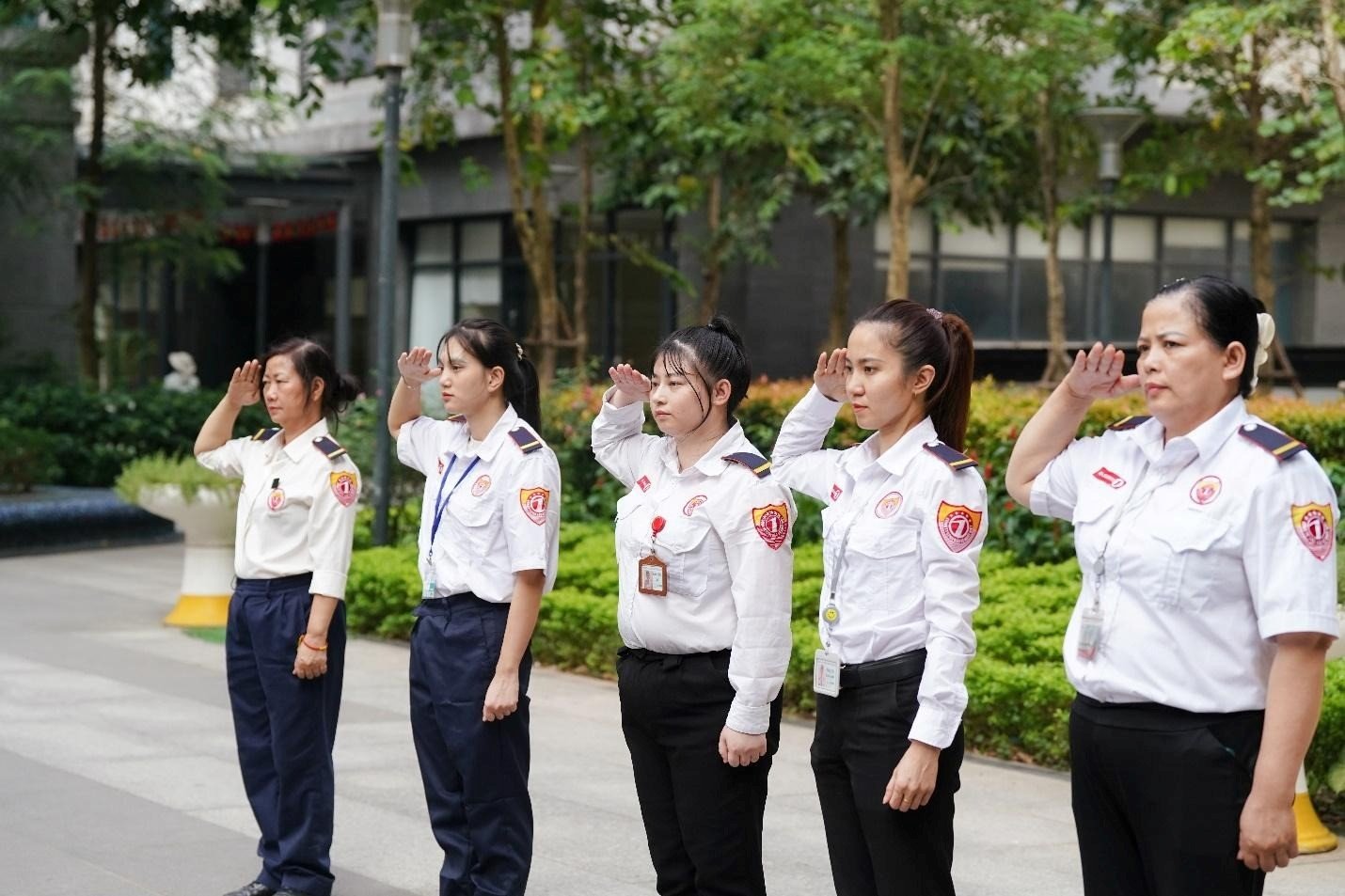 D&ugrave; hiện vẫn chiếm tỷ lệ khi&ecirc;m tốn trong đội ngũ Nhất Việt, những nữ nh&acirc;n vi&ecirc;n an ninh đang từng bước khẳng định vai tr&ograve; của m&igrave;nh qua c&ocirc;ng việc h&agrave;ng ng&agrave;y. Từ cơ hội bắt đầu, qu&aacute; tr&igrave;nh học hỏi đến những bước tiến trong nghề, mỗi h&agrave;nh tr&igrave;nh đều được bồi đắp bằng sự ki&ecirc;n tr&igrave;, tinh thần tr&aacute;ch nhiệm v&agrave; những trải nghiệm thực tế. Những đ&oacute;ng g&oacute;p thầm lặng ấy g&oacute;p phần l&agrave;m n&ecirc;n chất lượng vận h&agrave;nh, gi&uacute;p cư d&acirc;n cảm thấy y&ecirc;n t&acirc;m hơn khi trở về nh&agrave;.