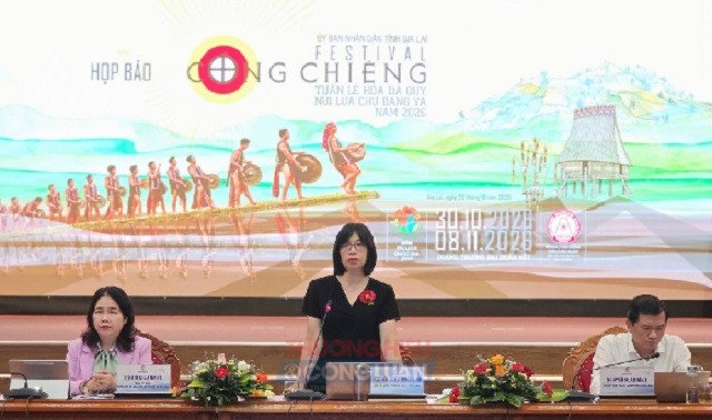 B&agrave;n chủ toạ buổi Họp b&aacute;o.