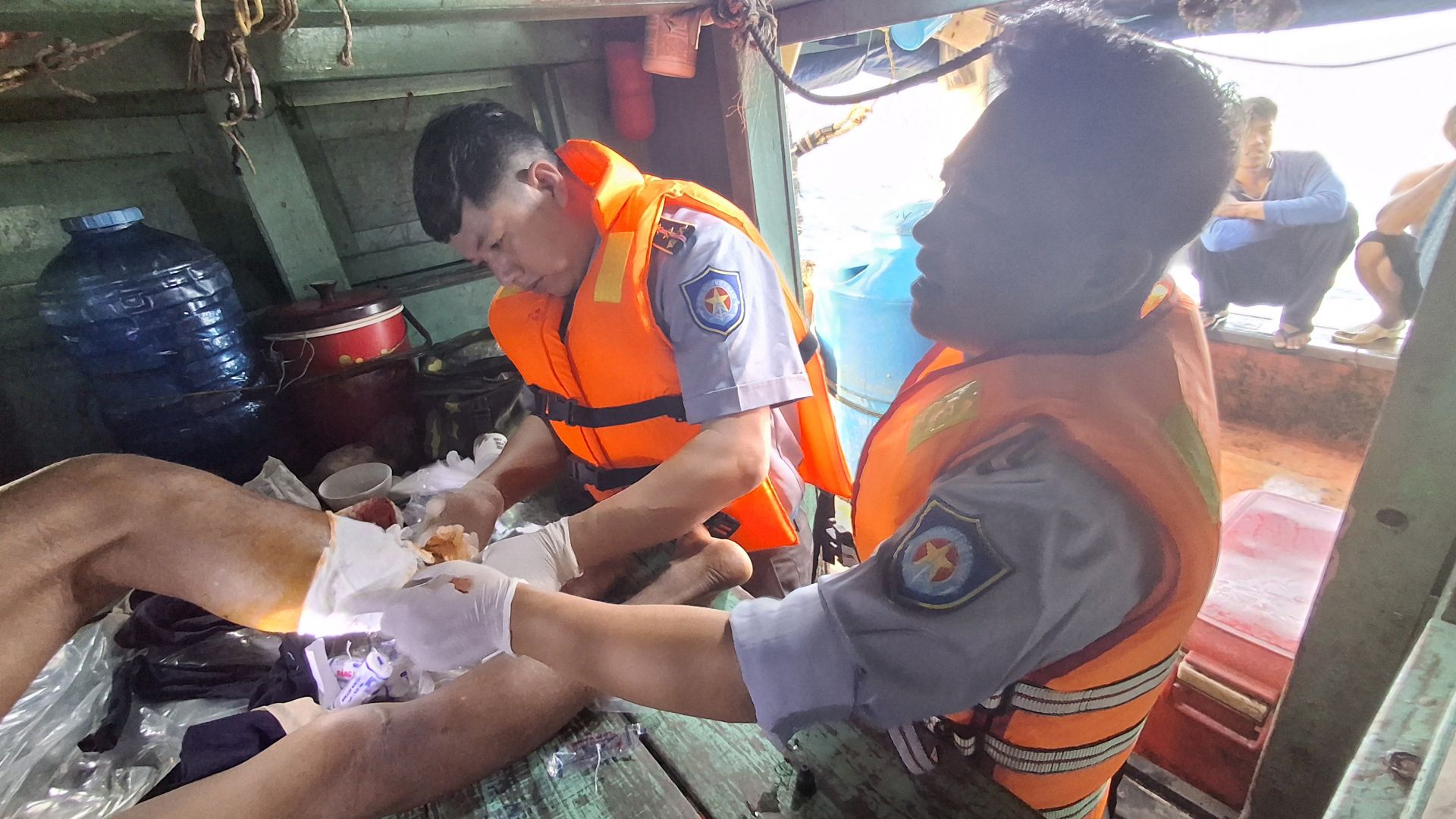 Lực lượng chức năng Bộ Tư lệnh Vùng Cảnh sát biển 4 tiến hành băng bó vết thương, cầm máu tạm thời cho ngư dân gặp nạn trên biển Lực lượng chức năng Bộ Tư lệnh Vùng Cảnh sát biển 4 tiến hành băng bó vết thương, cầm máu tạm thời cho ngư dân gặp nạn trên biển