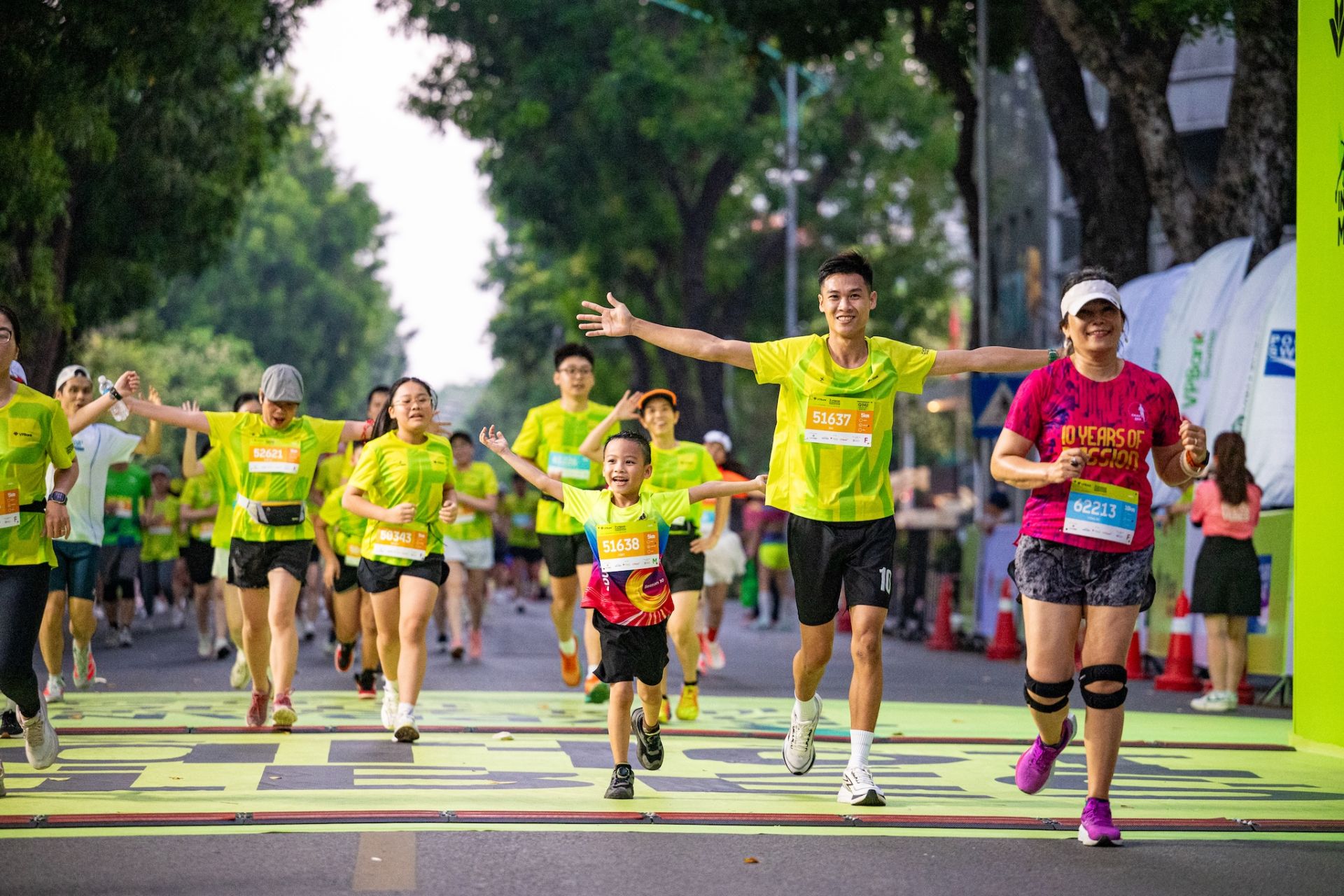 Các runner lớn tuổi bền bỉ chinh phục đường đua, lan tỏa tinh thần thể thao không giới hạn tuổi tác. Các runner lớn tuổi bền bỉ chinh phục đường đua, lan tỏa tinh thần thể thao không giới hạn tuổi tác.