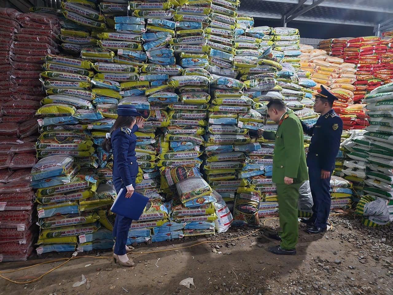 Lực lượng chức năng kiểm tra kho phân bón nghi giả mạo nhãn hiệu Lực lượng chức năng kiểm tra kho phân bón nghi giả mạo nhãn hiệu