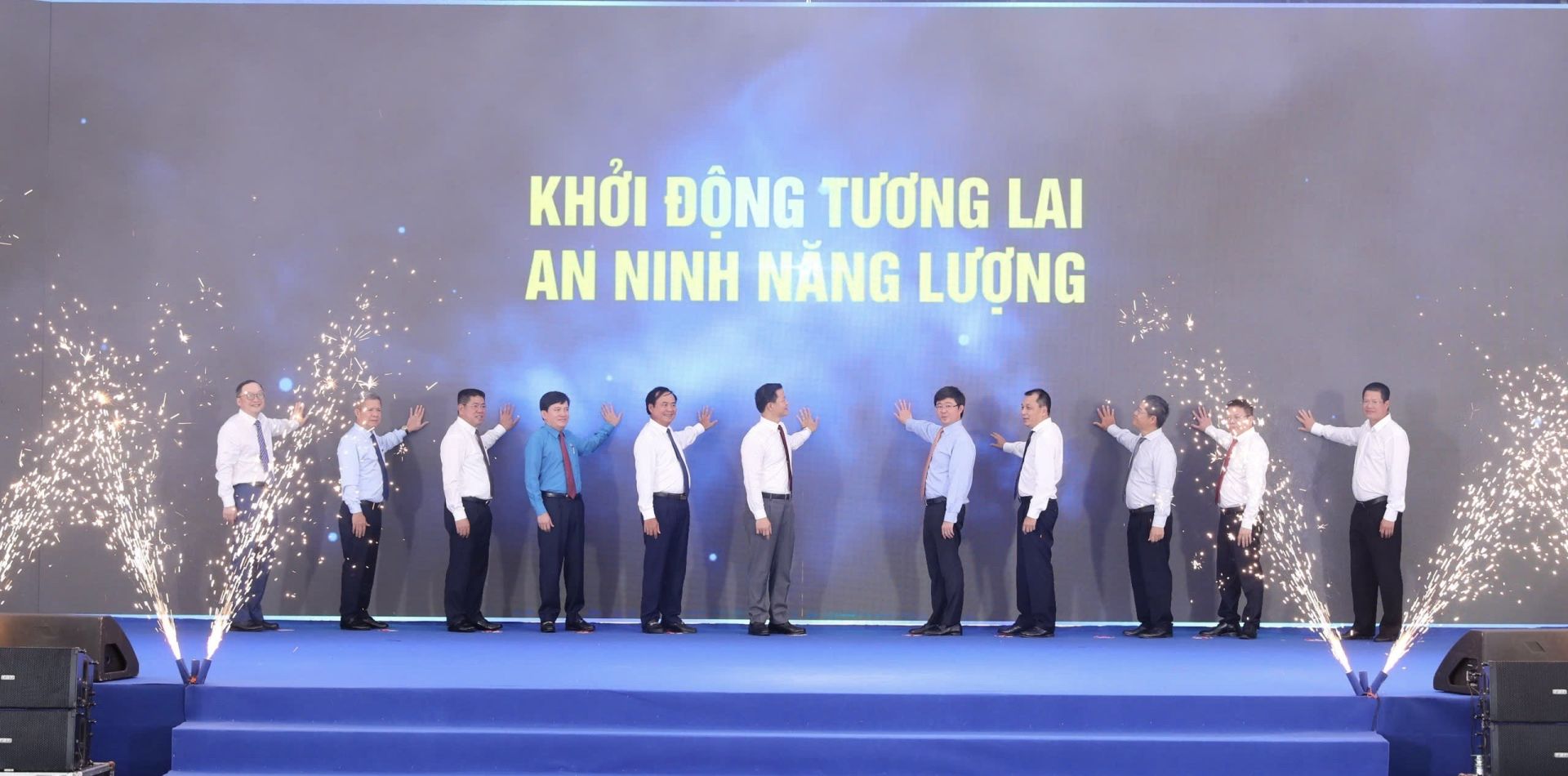 C&aacute;c đại biểu thực hiện nghi lễ bấm n&uacute;t khởi c&ocirc;ng Dự &aacute;n