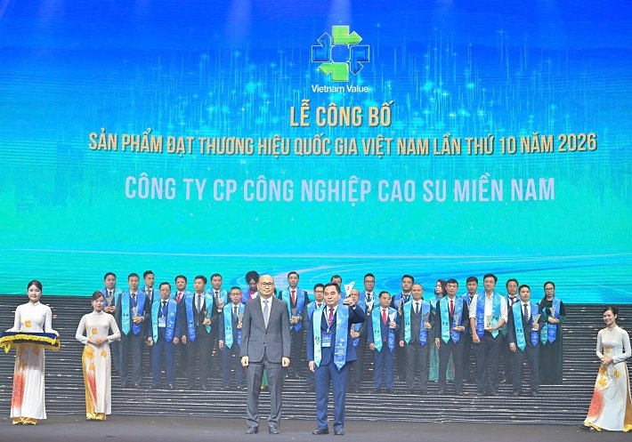 &Ocirc;ng Ph&ugrave;ng Quang Trung, B&iacute; thư Đảng ủy, Tổng Gi&aacute;m đốc C&ocirc;ng ty nhận giải thưởng từ Ban tổ chức