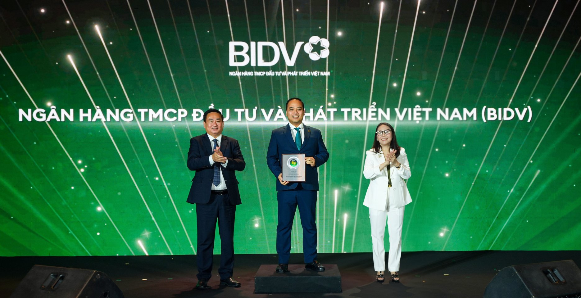 Ông Trương Quốc Tuấn - Trưởng Ban Nghiên cứu và Quản trị Chiến lược BIDV - đại diện ngân hàng nhận danh hiệu Ông Trương Quốc Tuấn - Trưởng Ban Nghiên cứu và Quản trị Chiến lược BIDV - đại diện ngân hàng nhận danh hiệu