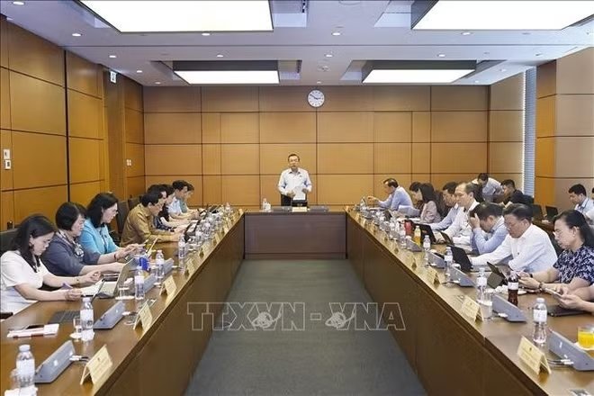 Đo&agrave;n đại biểu Quốc hội c&aacute;c tỉnh T&acirc;y Ninh v&agrave; Hưng Y&ecirc;n thảo luận ở tổ. Ảnh: Do&atilde;n Tấn/TTXVN
