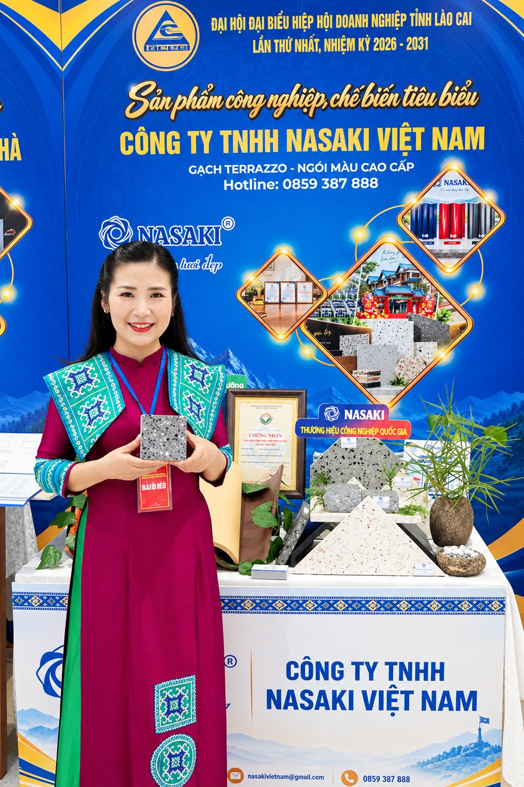 Doanh nhân Nguyễn Thị Khuyên giới thiệu sản phẩm tại gian trưng bày Nasaki. Doanh nhân Nguyễn Thị Khuyên giới thiệu sản phẩm tại gian trưng bày Nasaki.