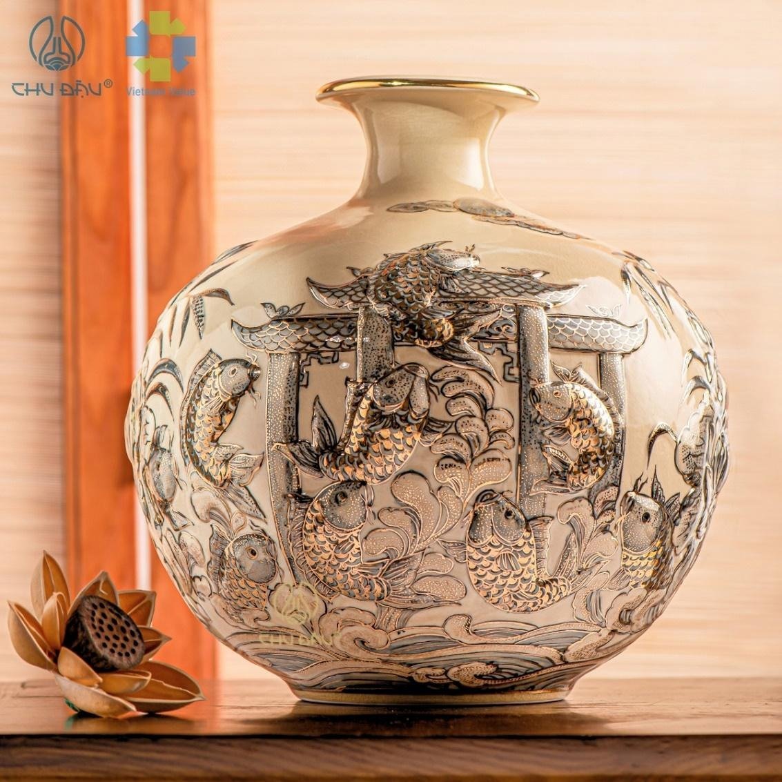 C&ocirc;ng nghệ vẽ v&agrave;ng kim hiện đại kết hợp c&ugrave;ng kỹ nghệ t&agrave;i hoa của nghệ nh&acirc;n Gốm Chu Đậu gi&uacute;p kho&aacute;c l&ecirc;n d&aacute;ng vẻ mới cho sản phẩm gốm truyền thống