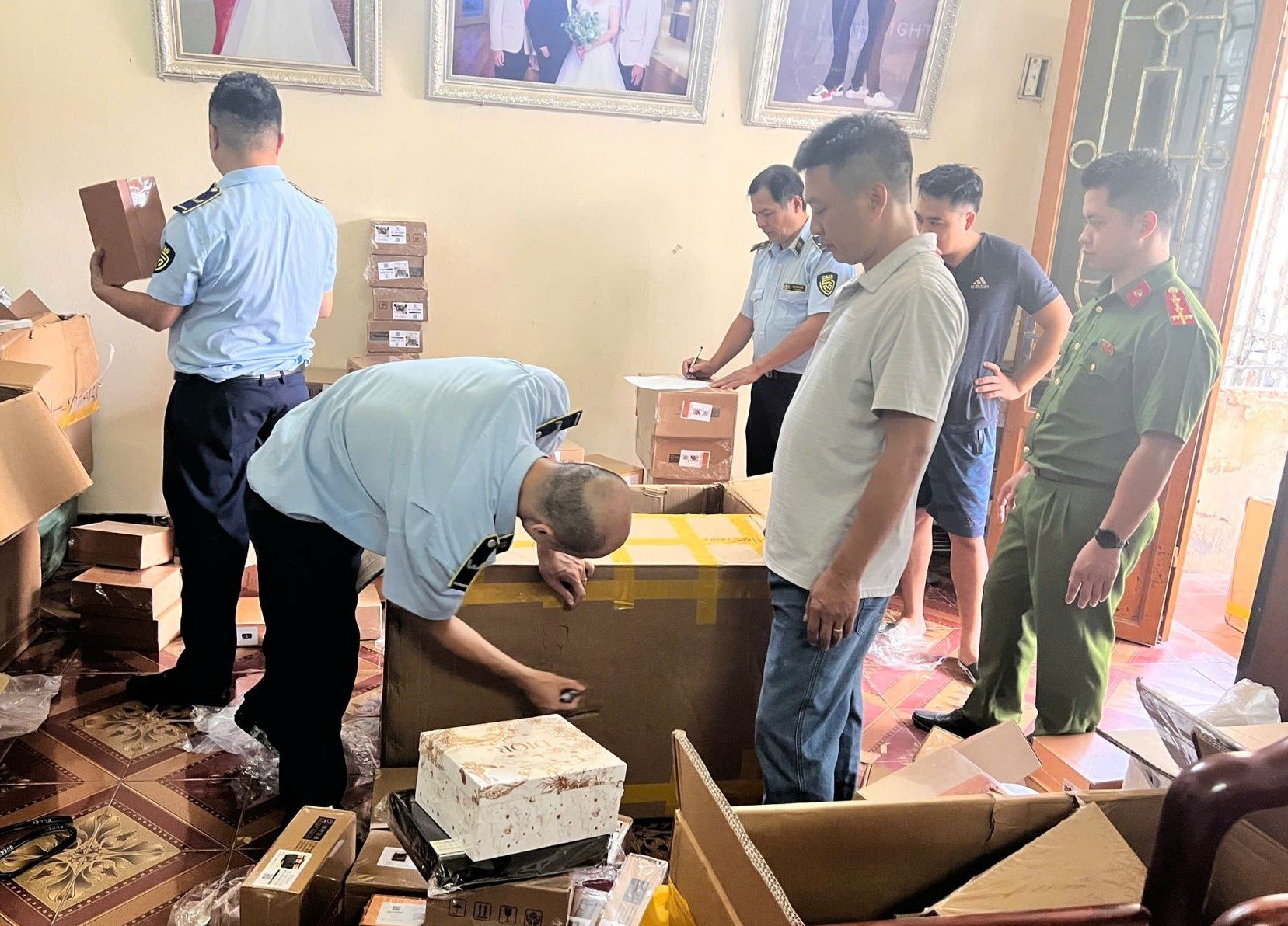 Đội Quản l&yacute; thị trường số 14, Chi cục Quản l&yacute; thị trường H&agrave; Nội vừa phối hợp với lực lượng C&ocirc;ng an kiểm tra, ph&aacute;t hiện v&agrave; tạm giữ 2.893 t&uacute;i x&aacute;ch c&oacute; dấu hiệu giả mạo c&aacute;c nh&atilde;n hiệu nổi tiếng đang được bảo hộ tại Việt Nam