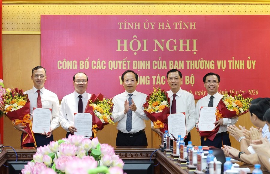 B&iacute; thư Tỉnh ủy, Trưởng đo&agrave;n ĐBQH tỉnh H&agrave; Tĩnh Nguyễn Duy L&acirc;m trao quyết định v&agrave; tặng hoa ch&uacute;c mừng c&aacute;c đồng ch&iacute; được điều động, lu&acirc;n chuyển, bổ nhiệm