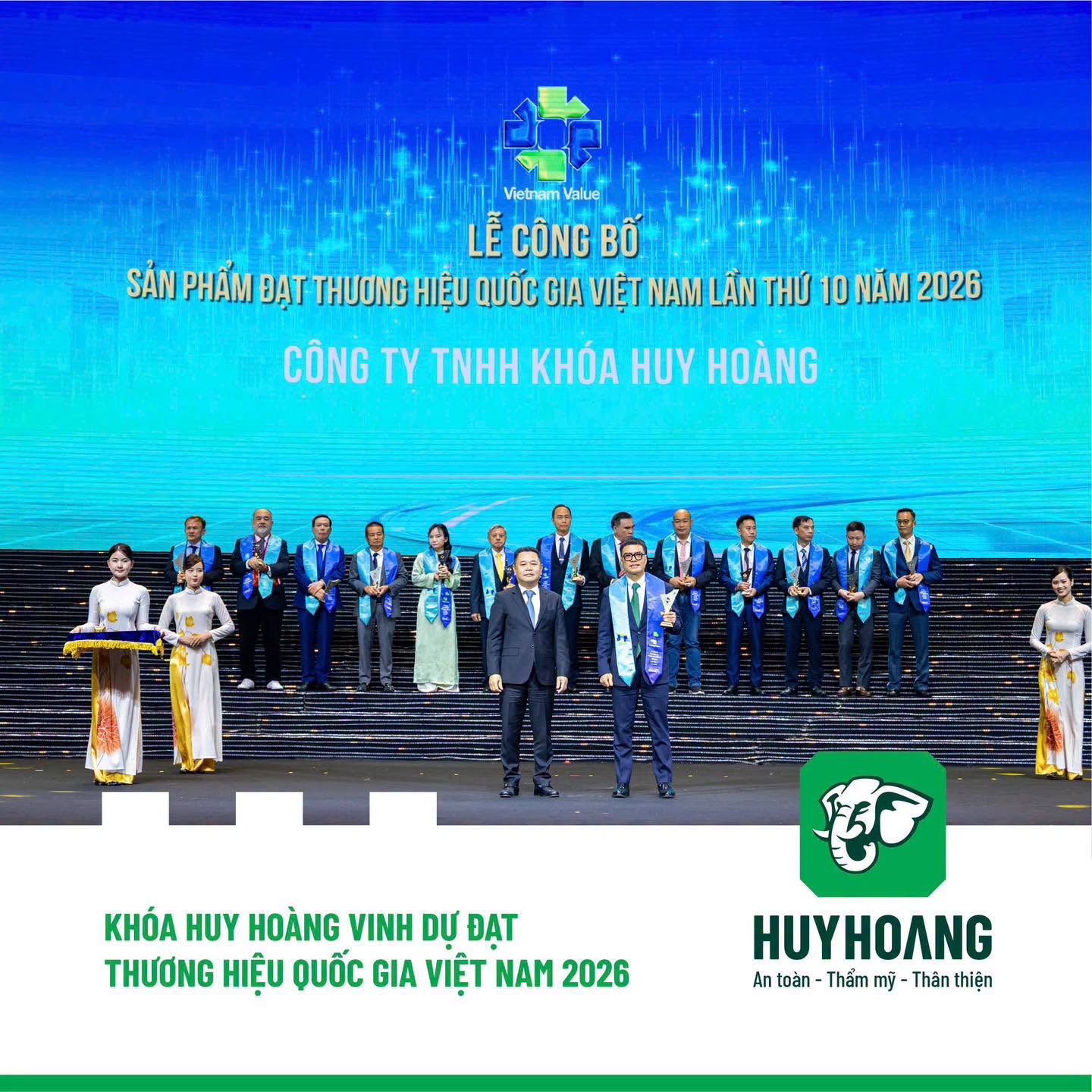 Đại diện Khóa Huy Hoàng nhận giải thưởng từ Ban tổ chức Đại diện Khóa Huy Hoàng nhận giải thưởng từ Ban tổ chức