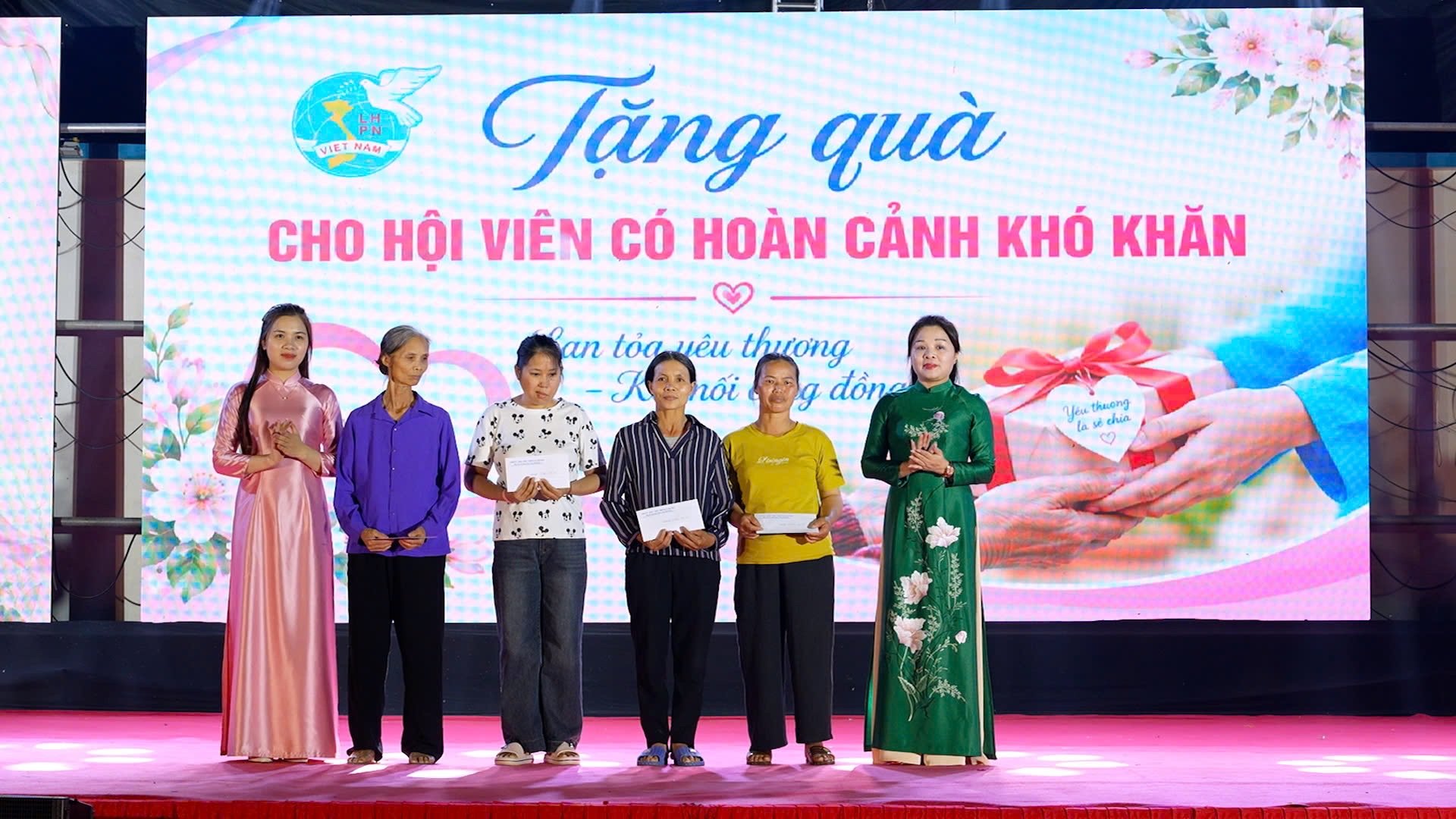 Phụ nữ c&oacute; ho&agrave;n cảnh kh&oacute; khăn x&atilde; L&acirc;m Thao nhận những phần qu&agrave; thiết thực nh&acirc;n dịp kỷ niệm Ng&agrave;y Phụ nữ Việt Nam.
