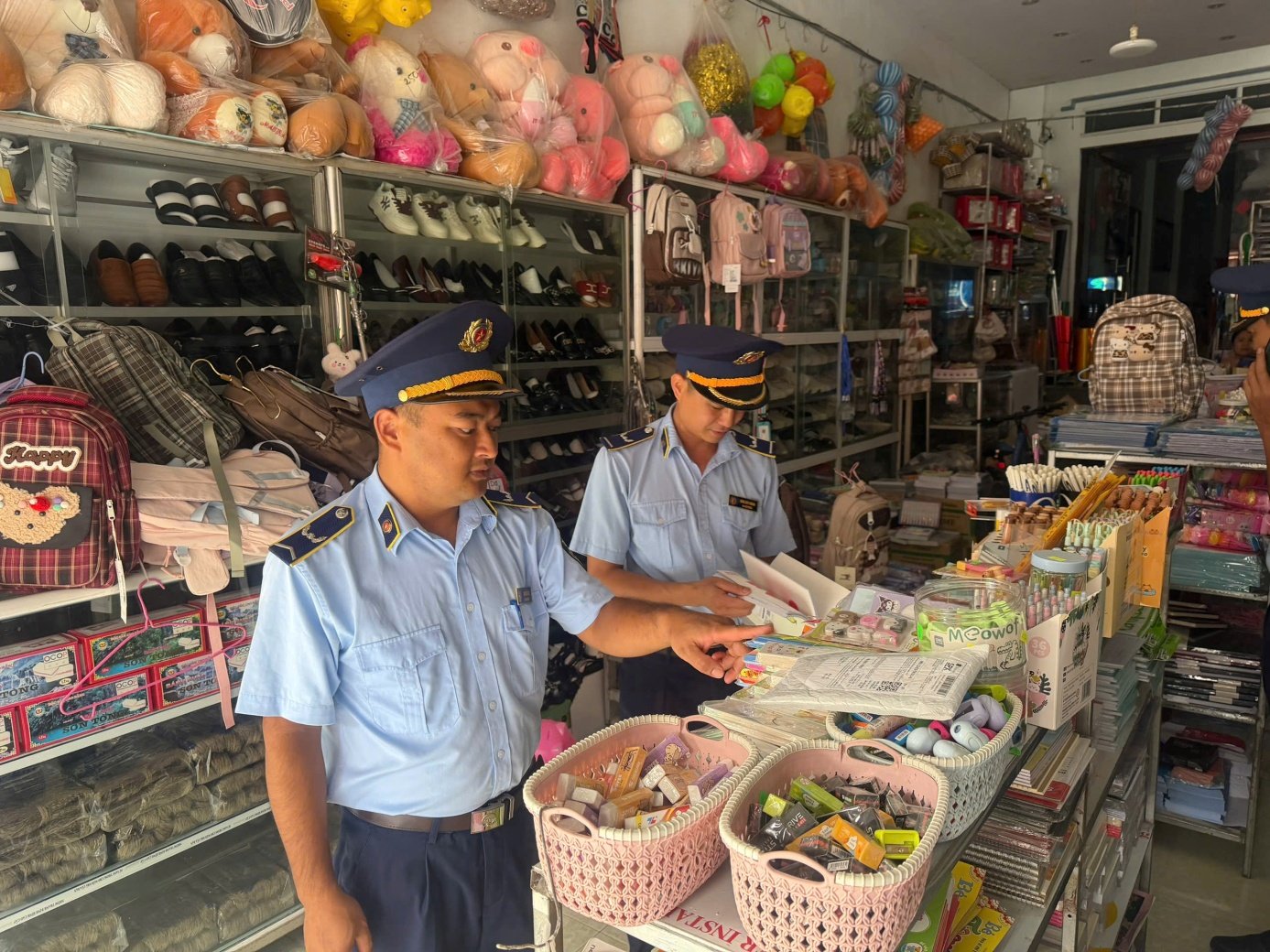 Công chức ngành Quản lý thị trường kiểm tra hoạt động kinh doanh hàng hóa. Ảnh: dms.gov.vn Công chức ngành Quản lý thị trường kiểm tra hoạt động kinh doanh hàng hóa. Ảnh: dms.gov.vn