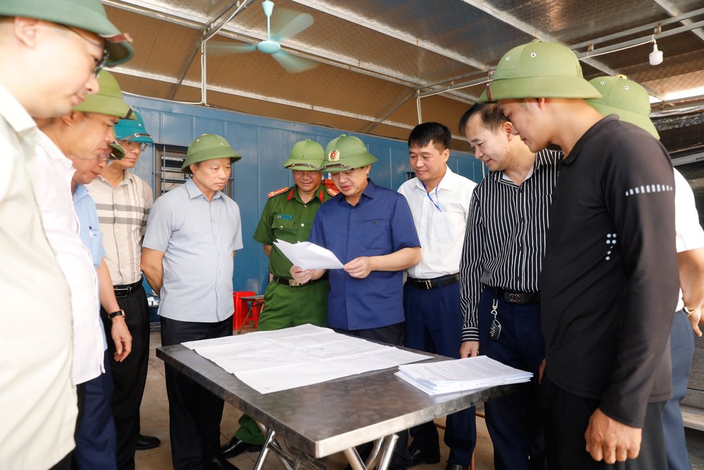 Đồng chí Phạm Hoàng Sơn trực tiếp kiểm tra mỏ khai thác của Công ty trách nhiệm hữu hạn Trung Anh VINA khu vực Đồi Cộng, tổ dân phố Đồn Cầu Bằng, phường Kép. Đồng chí Phạm Hoàng Sơn trực tiếp kiểm tra mỏ khai thác của Công ty trách nhiệm hữu hạn Trung Anh VINA khu vực Đồi Cộng, tổ dân phố Đồn Cầu Bằng, phường Kép.