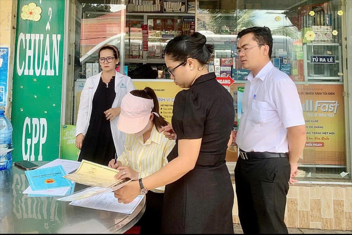 Lực lượng chức năng kiểm tra một cơ sở kinh doanh dược. Lực lượng chức năng kiểm tra một cơ sở kinh doanh dược.