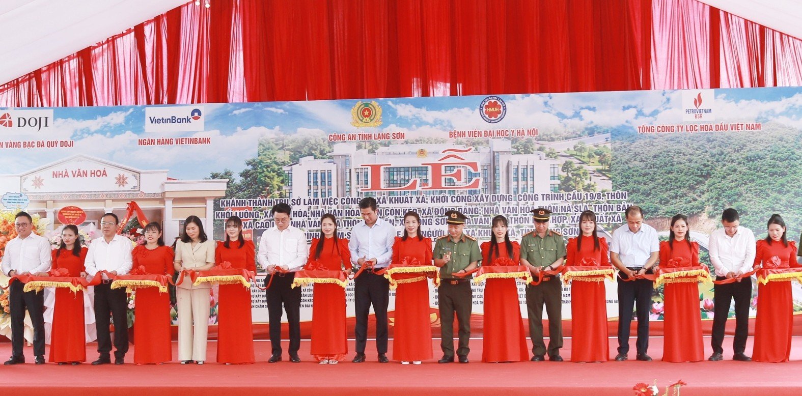 C&aacute;c đại biểu thực hiện nghi thức cắt băng kh&aacute;nh th&agrave;nh c&ocirc;ng tr&igrave;nh trụ sở C&ocirc;ng an x&atilde; Khuất X&aacute;