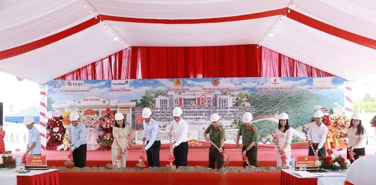 C&aacute;c đại biểu thực hiện nghi thức khởi c&ocirc;ng x&acirc;y dựng cầu 19/8, th&ocirc;n Khuổi Lu&ocirc;ng, x&atilde; Qu&yacute; H&ograve;a