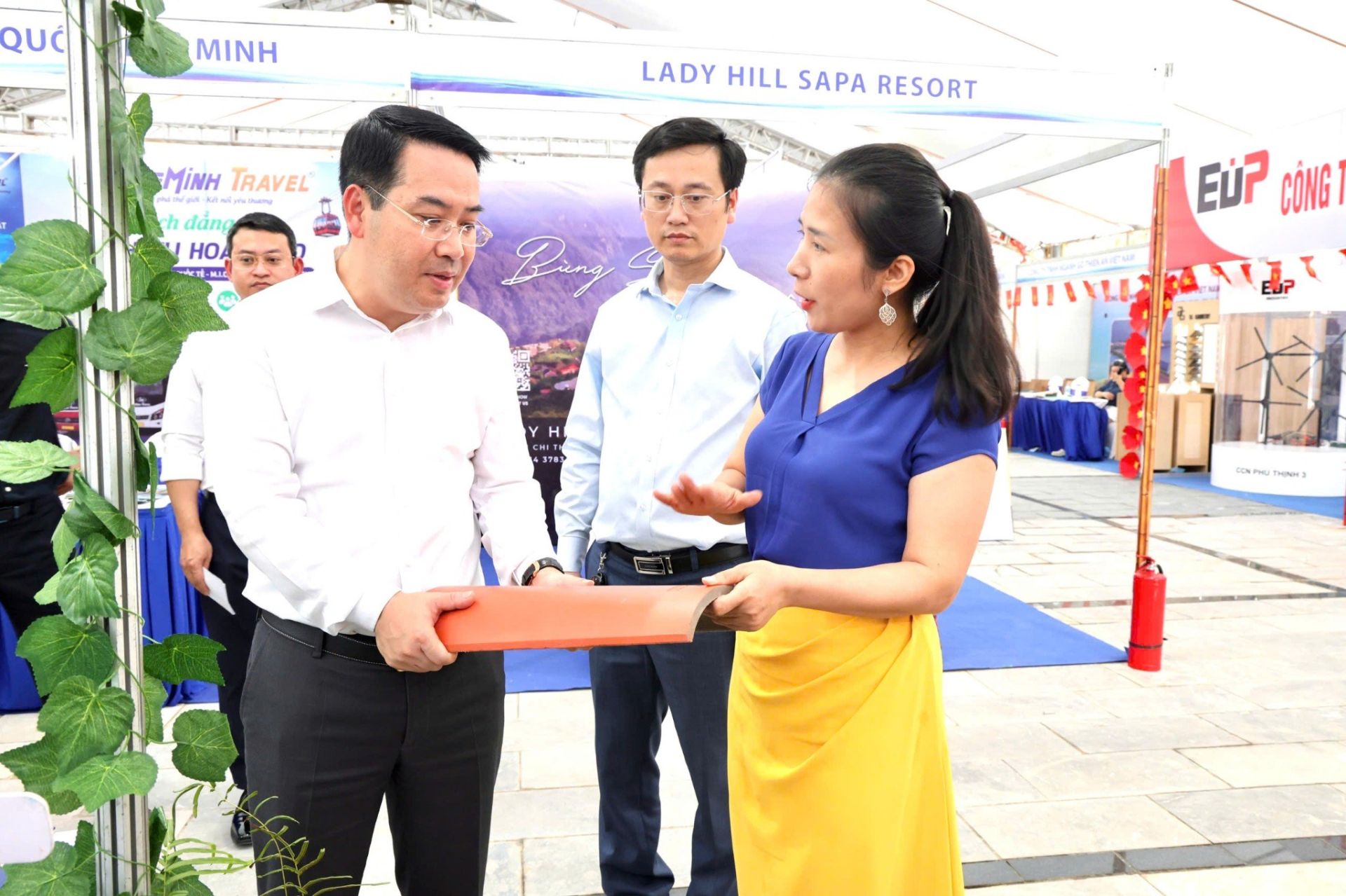 Doanh nhân Nguyễn Thị Khuyên giới thiệu sản phẩm ngói màu Nasaki với ông Nguyễn Tuấn Anh, Chủ tịch UBND tỉnh Lào Cai. Doanh nhân Nguyễn Thị Khuyên giới thiệu sản phẩm ngói màu Nasaki với ông Nguyễn Tuấn Anh, Chủ tịch UBND tỉnh Lào Cai.