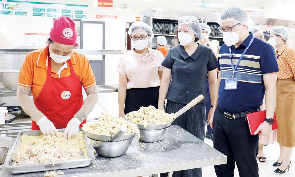 Đoàn liên ngành giám sát hoạt động tổ chức bữa ăn bán trú tại Trường Tiểu học và Trung học cơ sở Hoàng Hoa Thám (phường Võ Cường). Đoàn liên ngành giám sát hoạt động tổ chức bữa ăn bán trú tại Trường Tiểu học và Trung học cơ sở Hoàng Hoa Thám (phường Võ Cường).