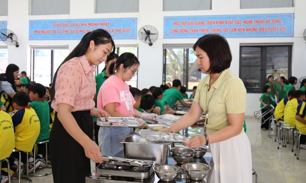 Phụ huynh học sinh giám sát bữa ăn bán trú. Phụ huynh học sinh giám sát bữa ăn bán trú.