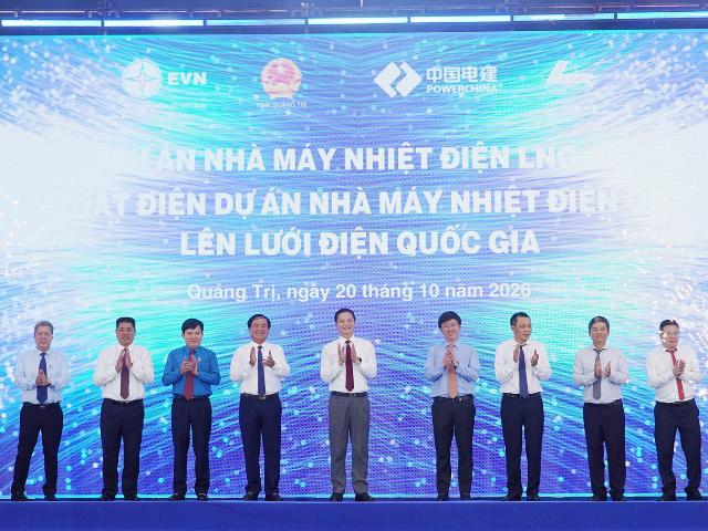 &aacute;c đại biểu thực hiện nghi thức nhấn n&uacute;t khởi c&ocirc;ng Dự &aacute;n Nh&agrave; m&aacute;y Nhiệt điện LNG Quảng Trạch II, đồng thời c&ocirc;ng bố ph&aacute;t điện l&ecirc;n lưới điện Quốc gia của Dự &aacute;n Nh&agrave; m&aacute;y Nhiệt điện Quảng Trạch I.
