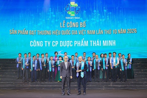 Nguyễn Quang Th&aacute;i, Chủ tịch HĐQT Dược phẩm Th&aacute;i Minh, nhận biểu trưng Thương hiệu Quốc gia 2026 cho Tr&agrave;ng Phục Linh PLUS.