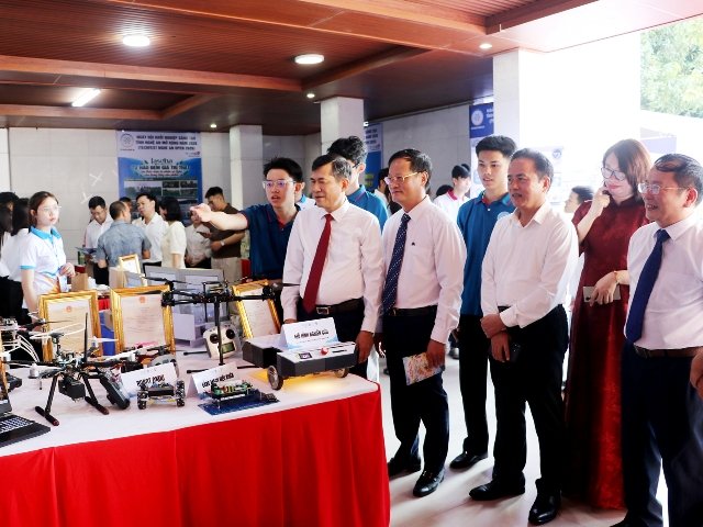 C&aacute;c đại biểu tham quan c&aacute;c gian h&agrave;ng v&agrave; trải nghiệm c&aacute;c c&ocirc;ng nghệ tại kh&ocirc;ng gian trưng b&agrave;y, triển l&atilde;m c&ocirc;ng nghệ v&agrave; dự &aacute;n khởi nghiệp được tổ chức tại Trường Đại học Vinh, mở cửa trong 03 ng&agrave;y từ 20-22/10/2026.