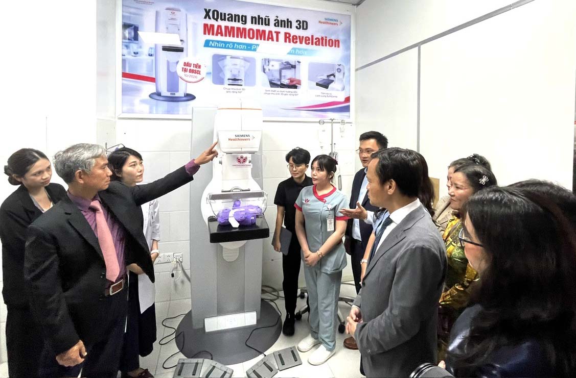 TS.BS Trần Chí Cường, Giám đốc Bệnh viện Đa khoa Quốc tế S.I.S (bìa trái) giới thiệu công nghệ mới tầm soát ung thư vú từ nhũ ảnh X-quang 3D TS.BS Trần Chí Cường, Giám đốc Bệnh viện Đa khoa Quốc tế S.I.S (bìa trái) giới thiệu công nghệ mới tầm soát ung thư vú từ nhũ ảnh X-quang 3D