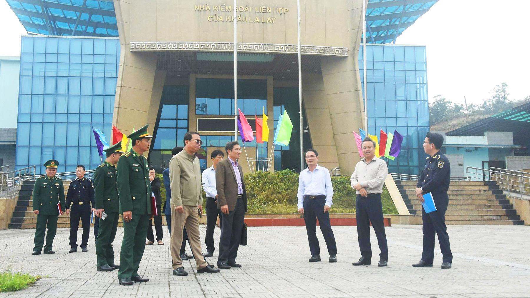 Phó Chủ tịch UBND tỉnh Lê Đức Tiến làm việc với các sở, ban, ngành, địa phương và các lực lượng chức năng tại Cửa khẩu Quốc tế La Lay Phó Chủ tịch UBND tỉnh Lê Đức Tiến làm việc với các sở, ban, ngành, địa phương và các lực lượng chức năng tại Cửa khẩu Quốc tế La Lay