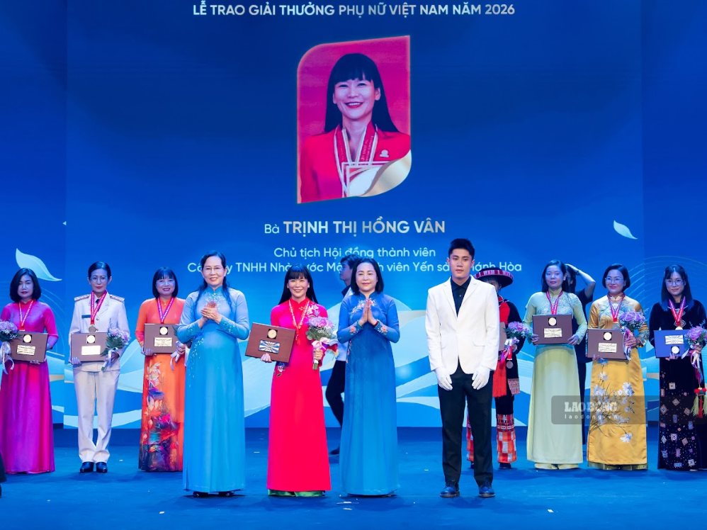 Bà Trịnh Thị Hồng Vân – Chủ tịch Hội đồng Thành viên Công ty Yến sào Khánh Hòa nhận giải thưởng Phụ nữ Việt Nam năm 2026. Ảnh: Như Quỳnh Bà Trịnh Thị Hồng Vân – Chủ tịch Hội đồng Thành viên Công ty Yến sào Khánh Hòa nhận giải thưởng Phụ nữ Việt Nam năm 2026. Ảnh: Như Quỳnh