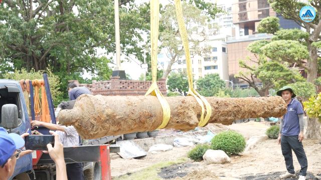 Ng&agrave;y 21.10, một khẩu s&uacute;ng thần c&ocirc;ng d&agrave;i 2,95m vừa được ph&aacute;t hiện tại Th&agrave;nh Điện Hải, TP Đ&agrave; Nẵng. Ảnh: Văn To&agrave;n/Cổng TTĐT TP Đ&agrave; Nẵng.