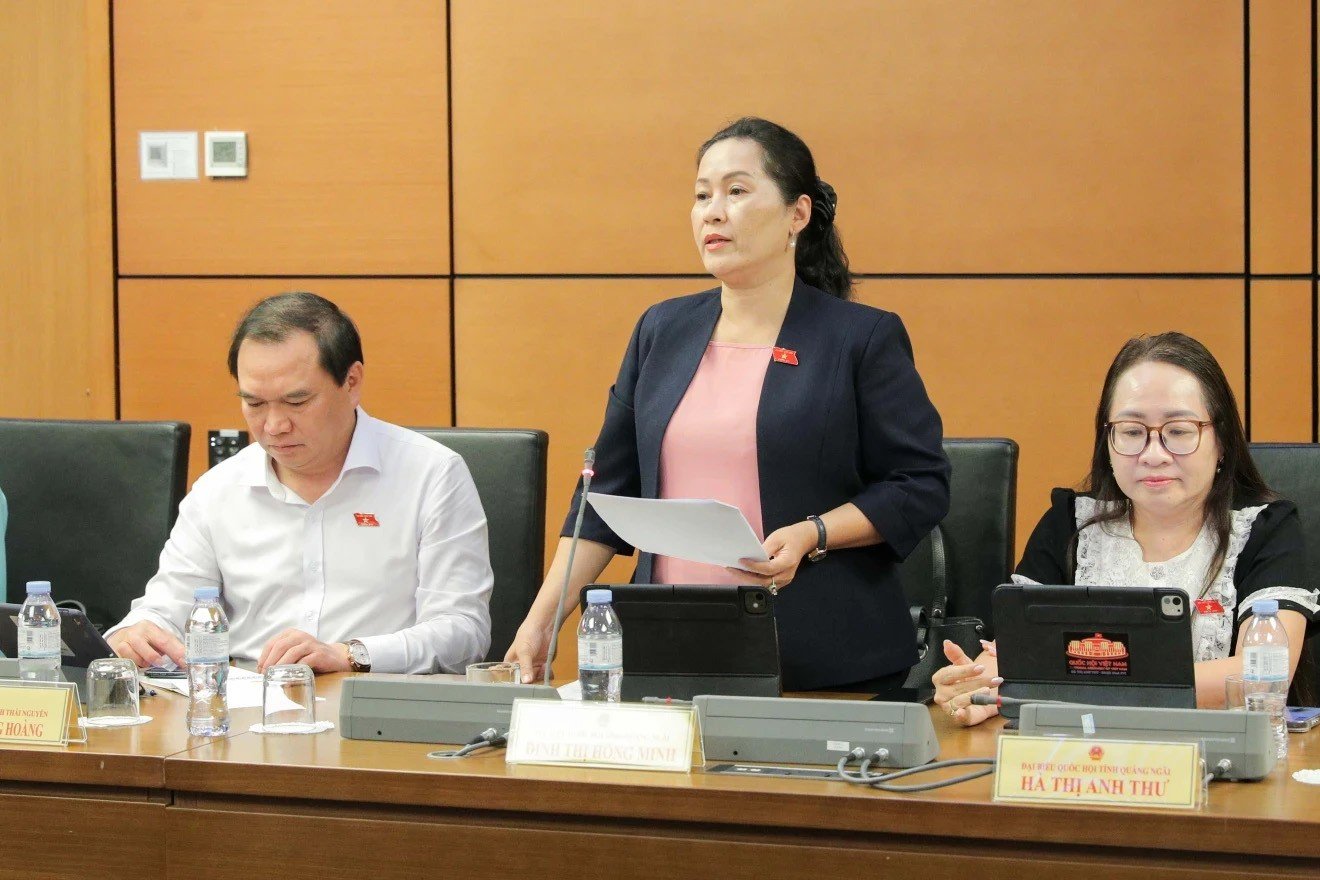Đại biểu Đinh Thị Hồng Minh - Phó Bí thư Tỉnh ủy, Trưởng Đoàn ĐBQH tỉnh Quảng Ngãi đóng góp ý kiến tại buổi thảo luận. (Ảnh: L.X) Đại biểu Đinh Thị Hồng Minh - Phó Bí thư Tỉnh ủy, Trưởng Đoàn ĐBQH tỉnh Quảng Ngãi đóng góp ý kiến tại buổi thảo luận. (Ảnh: L.X)