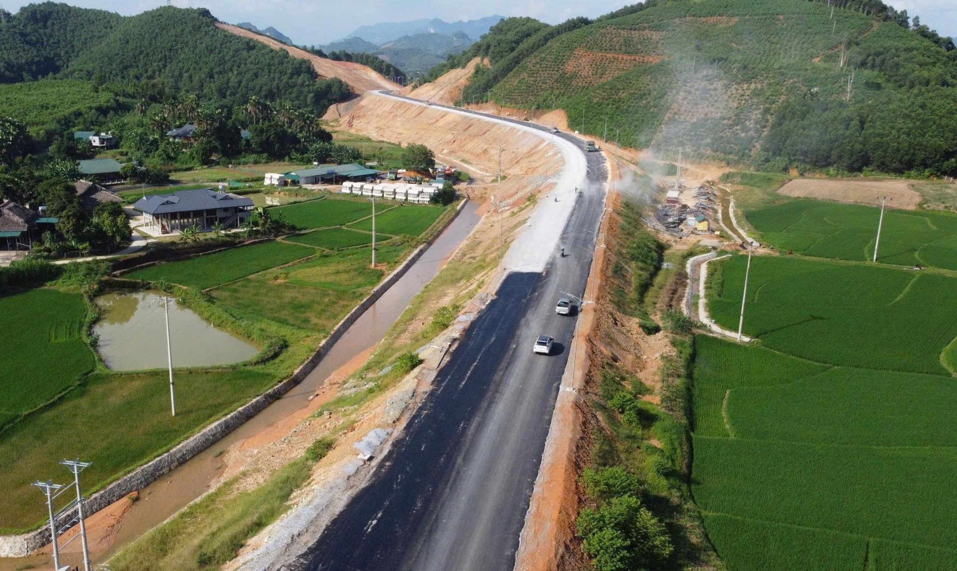 Dự án cao tốc Tuyên Quang - Hà Giang (giai đoạn 1), đoạn qua tỉnh Tuyên Quang đang bước vào giai đoạn nước rút. Ảnh: Cổng TTĐT Tuyên Quang Dự án cao tốc Tuyên Quang - Hà Giang (giai đoạn 1), đoạn qua tỉnh Tuyên Quang đang bước vào giai đoạn nước rút. Ảnh: Cổng TTĐT Tuyên Quang