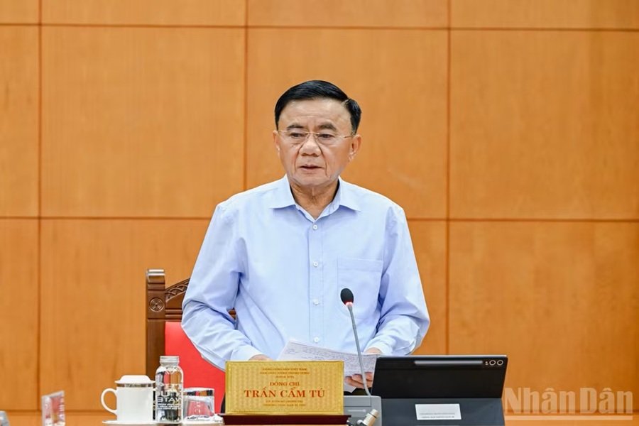 Thường trực Ban B&iacute; thư Trần Cẩm T&uacute; k&yacute; ban h&agrave;nh Quy định số 227-QĐ/TW, ng&agrave;y 19/10/2026 về kiểm điểm v&agrave; đ&aacute;nh gi&aacute;, xếp loại chất lượng đối với tập thể, c&aacute; nh&acirc;n trong hệ thống ch&iacute;nh trị v&agrave; trong to&agrave;n Đảng. (Ảnh: THỦY NGUY&Ecirc;N)