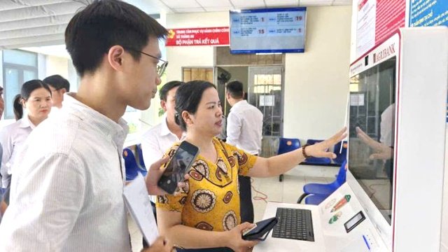 Hoạt động t&igrave;m hiểu, thao t&aacute;c với Kiosk th&ocirc;ng minh tại Trung t&acirc;m Phục vụ h&agrave;nh ch&iacute;nh c&ocirc;ng x&atilde; Thăng An Ảnh: Trang th&ocirc;ng tin điện tử x&atilde; Thăng An⁠