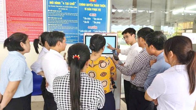 C&aacute;n bộ, nh&acirc;n vi&ecirc;n tại x&atilde; Thăng An t&igrave;m hiểu hoạt động của Kiosk th&ocirc;ng minh. Ảnh: Trang th&ocirc;ng tin điện tử x&atilde; Thăng An⁠ Em đ&atilde; chuyển 2 tin Đ&agrave; Nẵng, ng&agrave;y 21/10/26