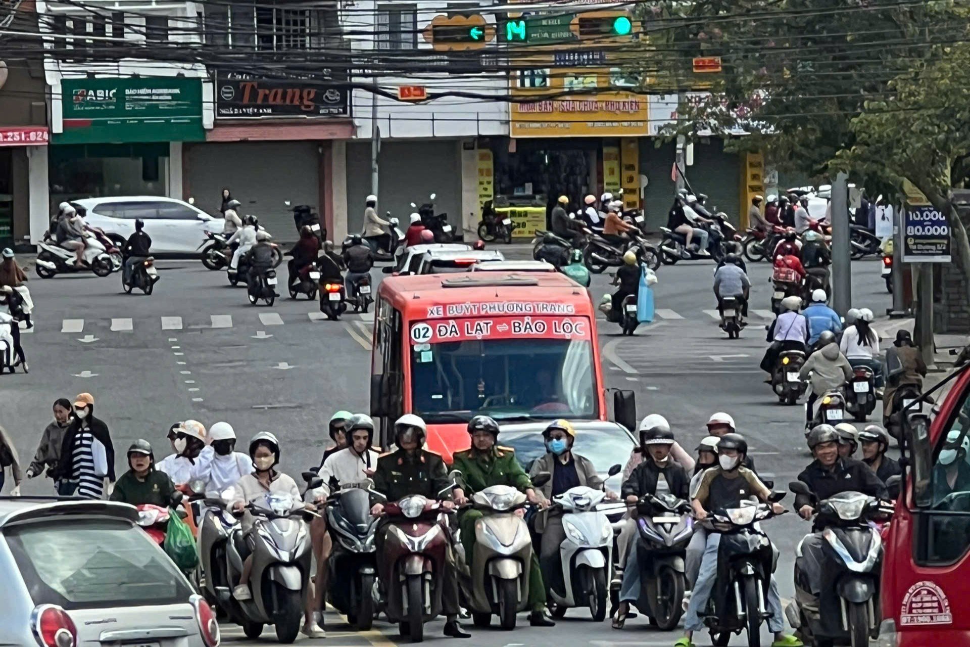 Mật độ phương tiện lưu th&ocirc;ng đ&ocirc;ng đ&uacute;c tại khu vực chốt đ&egrave;n t&iacute;n hiệu, nơi xảy ra sự cố rơi vỡ k&iacute;nh.