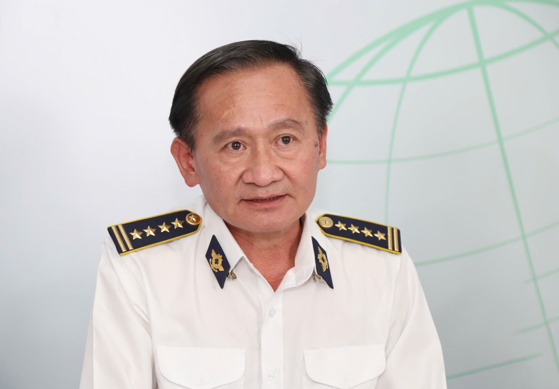 &Ocirc;ng Trần Ph&uacute; Cường ph&acirc;n t&iacute;ch c&aacute;c yếu tố t&aacute;c động đến gi&aacute; th&agrave;nh chăn nu&ocirc;i, trong đ&oacute; chi ph&iacute; thức ăn l&agrave; một trong những khoản chi lớn của người chăn nu&ocirc;i.
