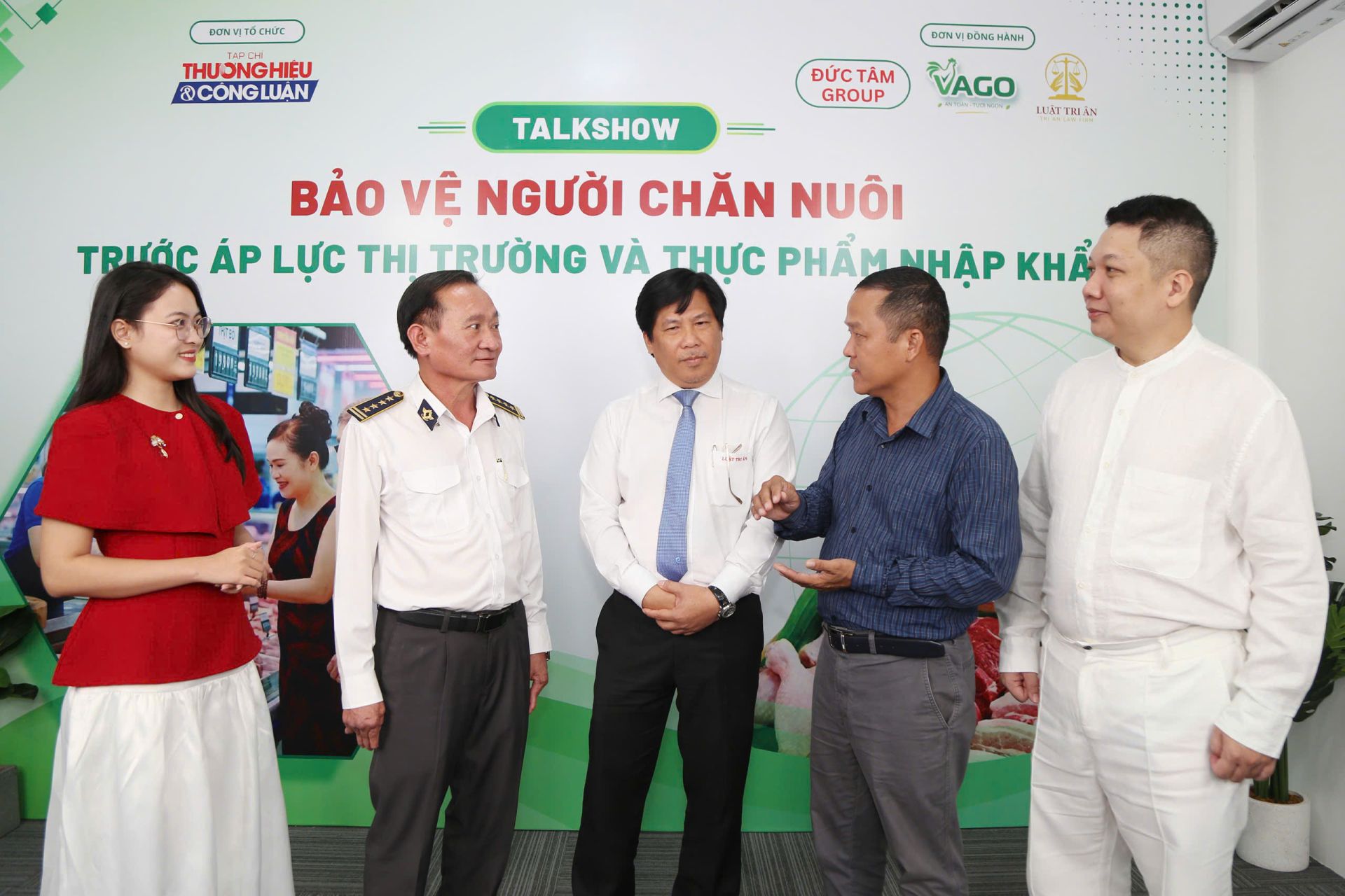 Đại diện Ban tổ chức, nh&agrave; b&aacute;o V&otilde; Thanh T&ugrave;ng, Trưởng Văn ph&ograve;ng đại diện tại TP.HCM của Tạp ch&iacute; Thương hiệu v&agrave; C&ocirc;ng luận (&aacute;o xanh), trao đổi b&ecirc;n lề c&ugrave;ng chuy&ecirc;n gia tham dự talkshow &ldquo;Bảo vệ người chăn nu&ocirc;i trước &aacute;p lực thị trường v&agrave; thực phẩm nhập khẩu&rdquo;.