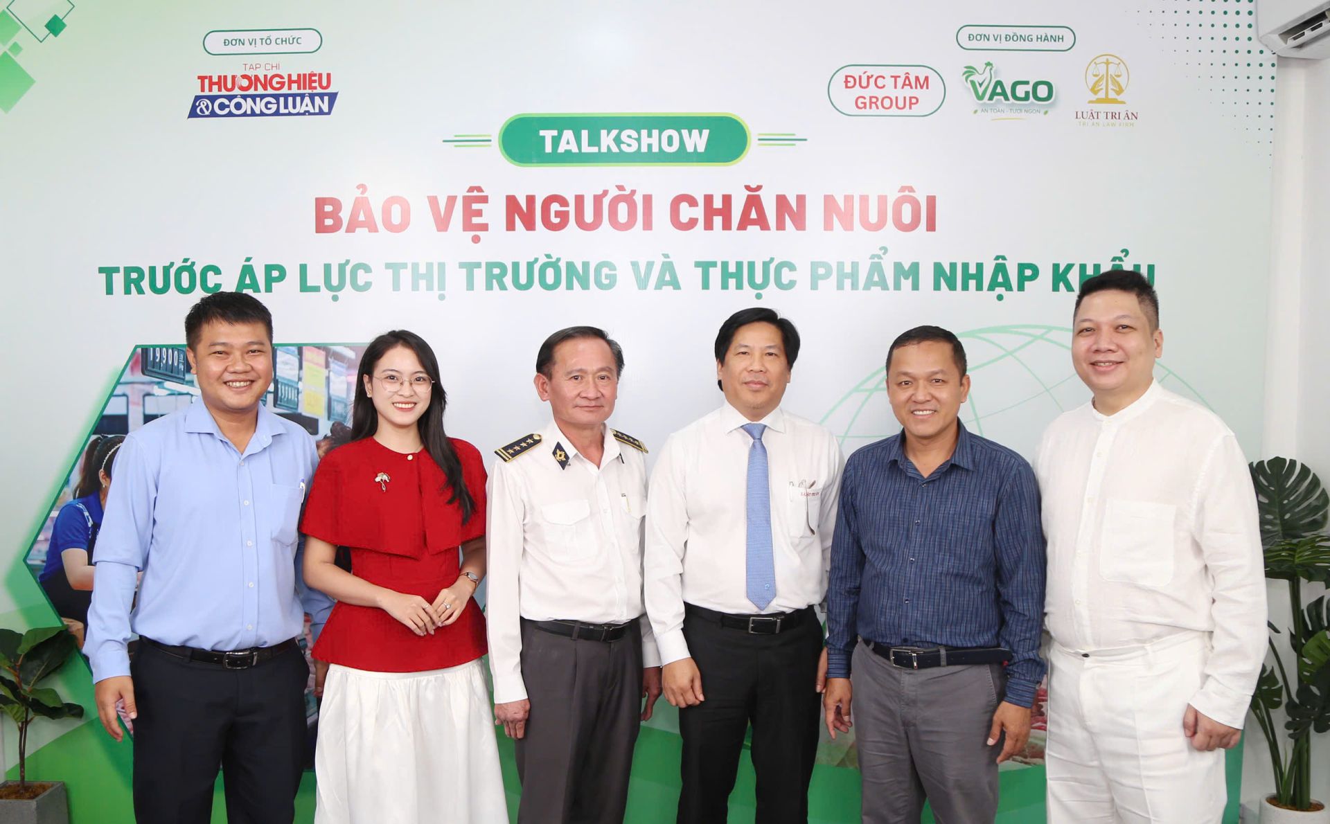 Ông Lê Thế Anh cùng các đại biểu tham dự talkshow “Bảo vệ người chăn nuôi trước áp lực thị trường và thực phẩm nhập khẩu”. Ông Lê Thế Anh cùng các đại biểu tham dự talkshow “Bảo vệ người chăn nuôi trước áp lực thị trường và thực phẩm nhập khẩu”.