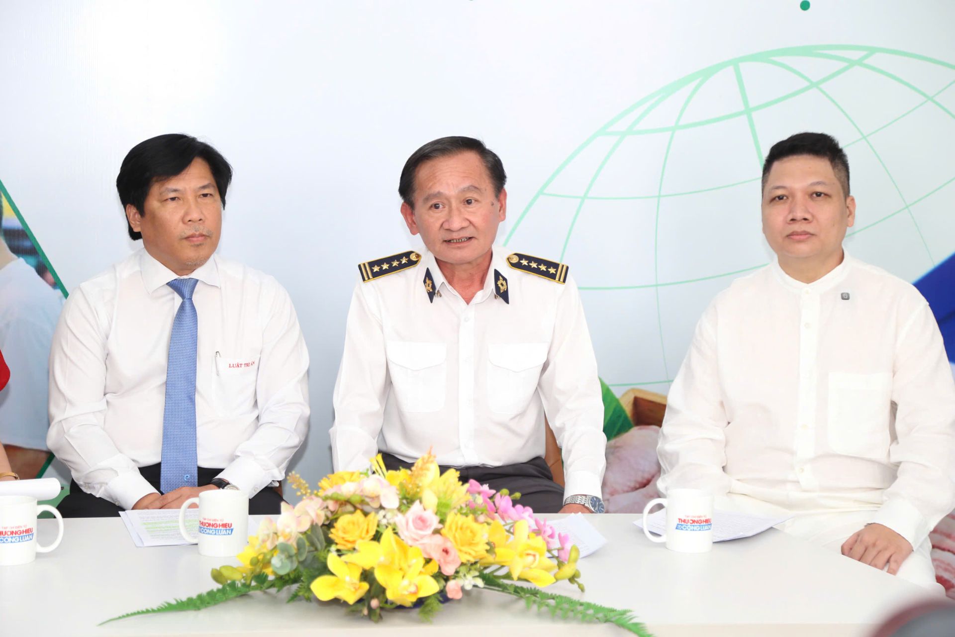 Ông Lê Thế Anh, Tổng Giám đốc Công ty Cổ phần Vina Agoimex, cùng các chuyên gia trao đổi, chia sẻ ý kiến tại talkshow “Bảo vệ người chăn nuôi trước áp lực thị trường và thực phẩm nhập khẩu”. Ông Lê Thế Anh, Tổng Giám đốc Công ty Cổ phần Vina Agoimex, cùng các chuyên gia trao đổi, chia sẻ ý kiến tại talkshow “Bảo vệ người chăn nuôi trước áp lực thị trường và thực phẩm nhập khẩu”.