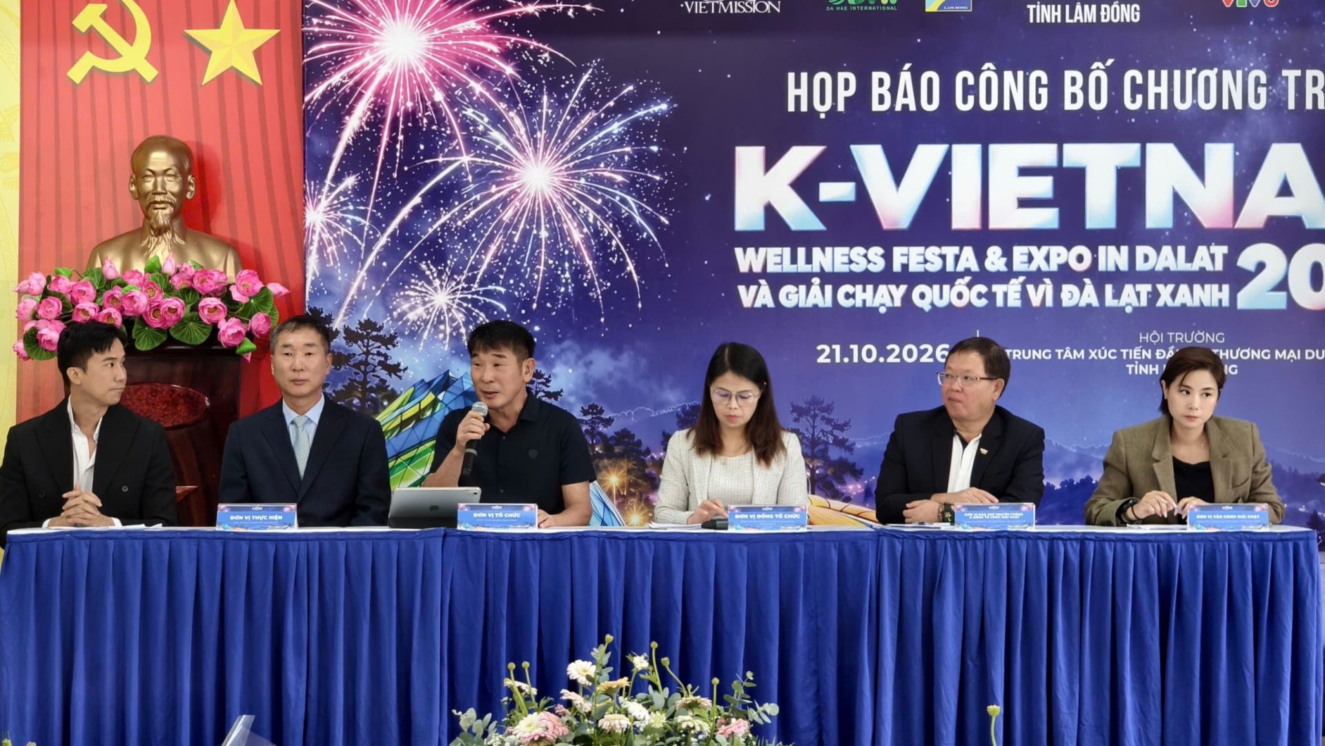 Ban tổ chức c&ugrave;ng c&aacute;c đơn vị trả lời c&acirc;u hỏi tại buổi họp b&aacute;o.