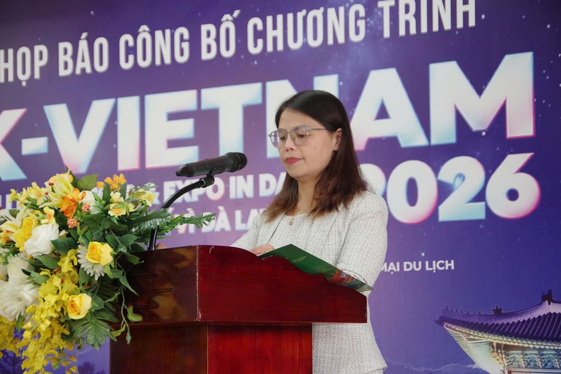 B&agrave; V&otilde; Thị Ho&agrave;ng Yến - Ph&oacute; Gi&aacute;m đốc Trung t&acirc;m X&uacute;c tiến Đầu tư, Thương mại v&agrave; Du lịch tỉnh L&acirc;m Đồng ph&aacute;t biểu tại buổi họp b&aacute;o.