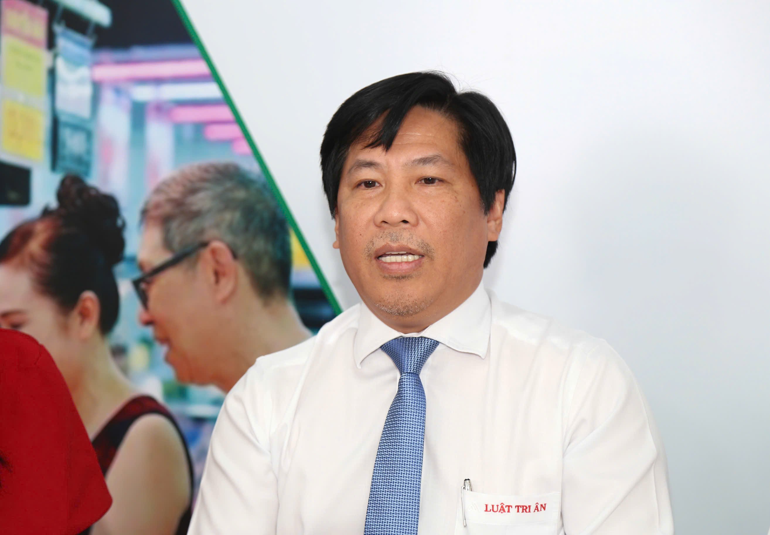 Luật sư Trần Cao Đại Kỳ Quân nhấn mạnh yêu cầu kiểm soát công bằng đối với thực phẩm trong nước và hàng nhập khẩu. Luật sư Trần Cao Đại Kỳ Quân nhấn mạnh yêu cầu kiểm soát công bằng đối với thực phẩm trong nước và hàng nhập khẩu.