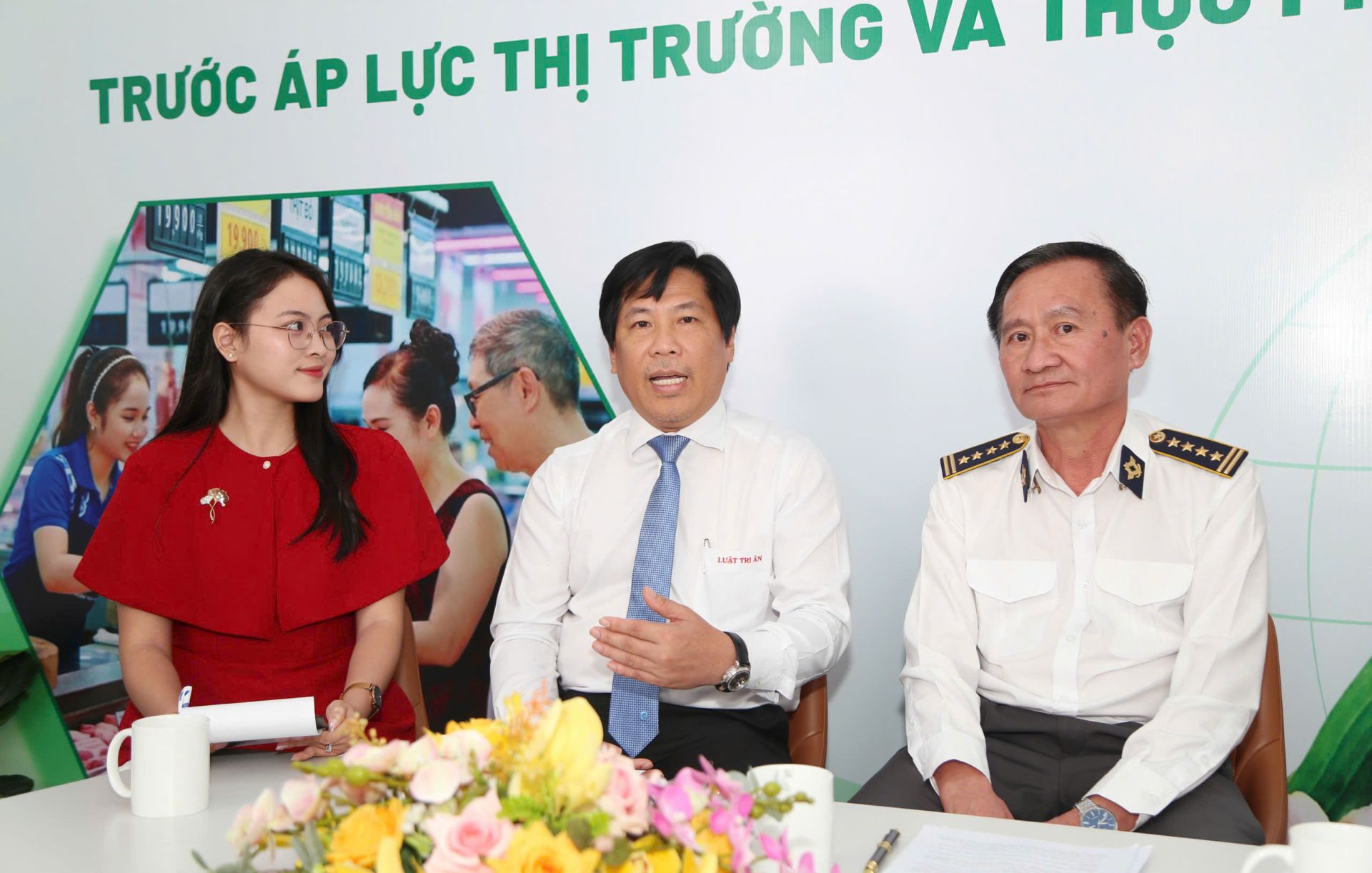 Luật sư Trần Cao Đại Kỳ Quân đề cao vai trò của Hội Bảo vệ người tiêu dùng trong tuyên truyền pháp luật và hỗ trợ người dân khi quyền lợi bị xâm phạm. Luật sư Trần Cao Đại Kỳ Quân đề cao vai trò của Hội Bảo vệ người tiêu dùng trong tuyên truyền pháp luật và hỗ trợ người dân khi quyền lợi bị xâm phạm.