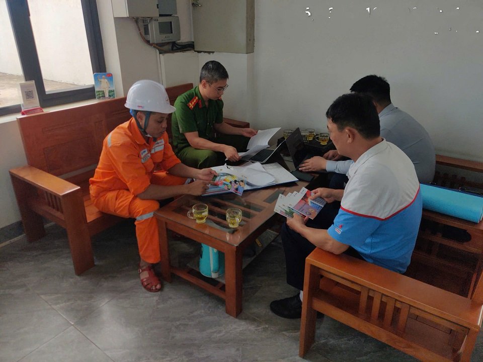 2Điện lực Ti&ecirc;n Y&ecirc;n phối hợp với Đội PCCC v&agrave; CNCH khu vực 7 (Ph&ograve;ng Cảnh s&aacute;t PCCC v&agrave; CNCH C&ocirc;ng an th&agrave;nh phố Quảng Ninh) kiểm tra an to&agrave;n trong sử dụng điện tại Cửa h&agrave;ng Xăng dầu Ba Chẽ