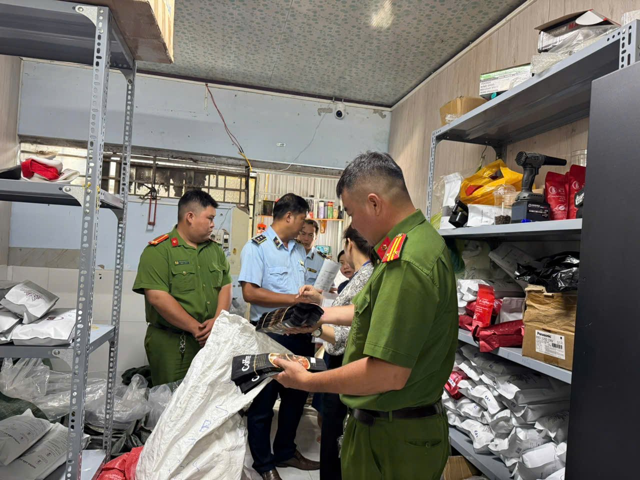 Lực lượng chức năng kiểm tra h&agrave;ng h&oacute;a tại cơ sở kinh doanh