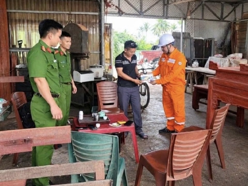 3Điện lực U&ocirc;ng B&iacute; phối hợp với Đội PCCC v&agrave; CNCH khu vực 2 (Ph&ograve;ng Cảnh s&aacute;t PCCC v&agrave; CNCH C&ocirc;ng an th&agrave;nh phố Quảng Ninh) kiểm tra an to&agrave;n trong sử dụng điện tại Cơ sở gỗ Nguyễn Văn Cung, phường Y&ecirc;n Tử