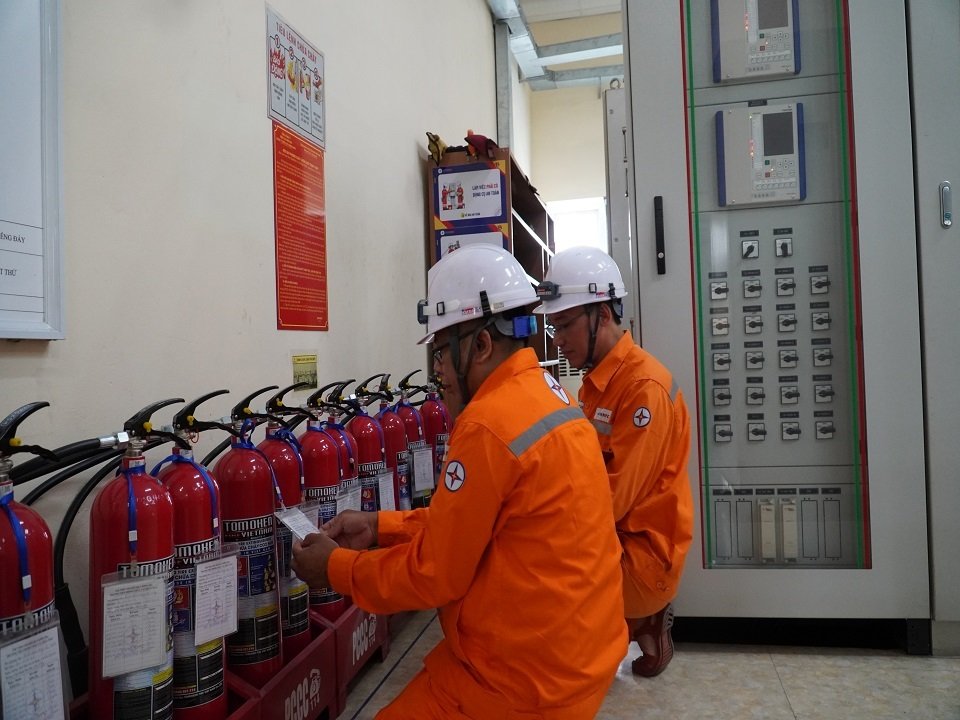 4Nh&acirc;n vi&ecirc;n Tổ thao t&aacute;c lưu động số 2- X&iacute; nghiệp Lưới điện cao thế Quảng Ninh kiểm tra hệ thống b&igrave;nh chữa ch&aacute;y tại TBA 110 kV C&aacute;i L&acirc;n