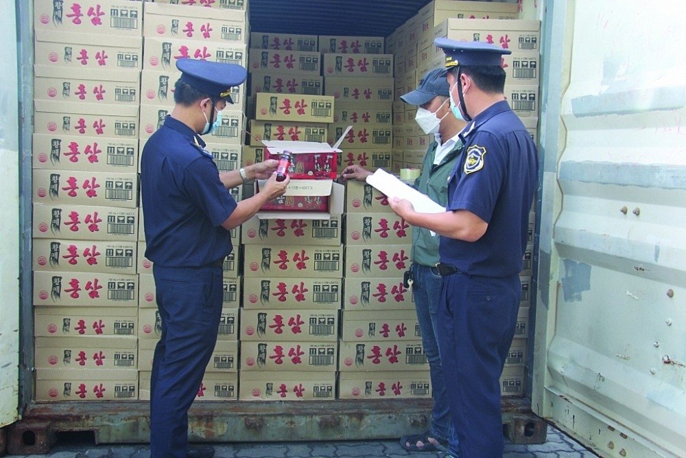 C&ocirc;ng chức Chi cục Hải quan khu vực VI kiểm tra h&agrave;ng ho&aacute; xuất ngập khẩu. Ảnh: