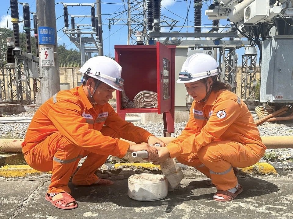5Nh&acirc;n vi&ecirc;n Tổ thao t&aacute;c lưu động số 1- X&iacute; nghiệp Lưới điện cao thế Quảng Ninh kiểm tra hệ thống v&ograve;i phun nước PCCC tại TBA 110 kV Giếng Đ&aacute;y